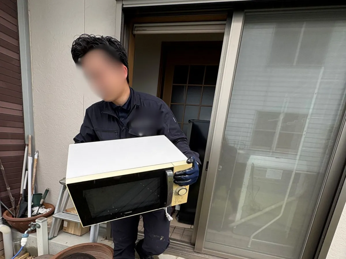 「３LDKの一戸建てから冷蔵庫を含む家電類をまとめてお引取りしました」作業写真