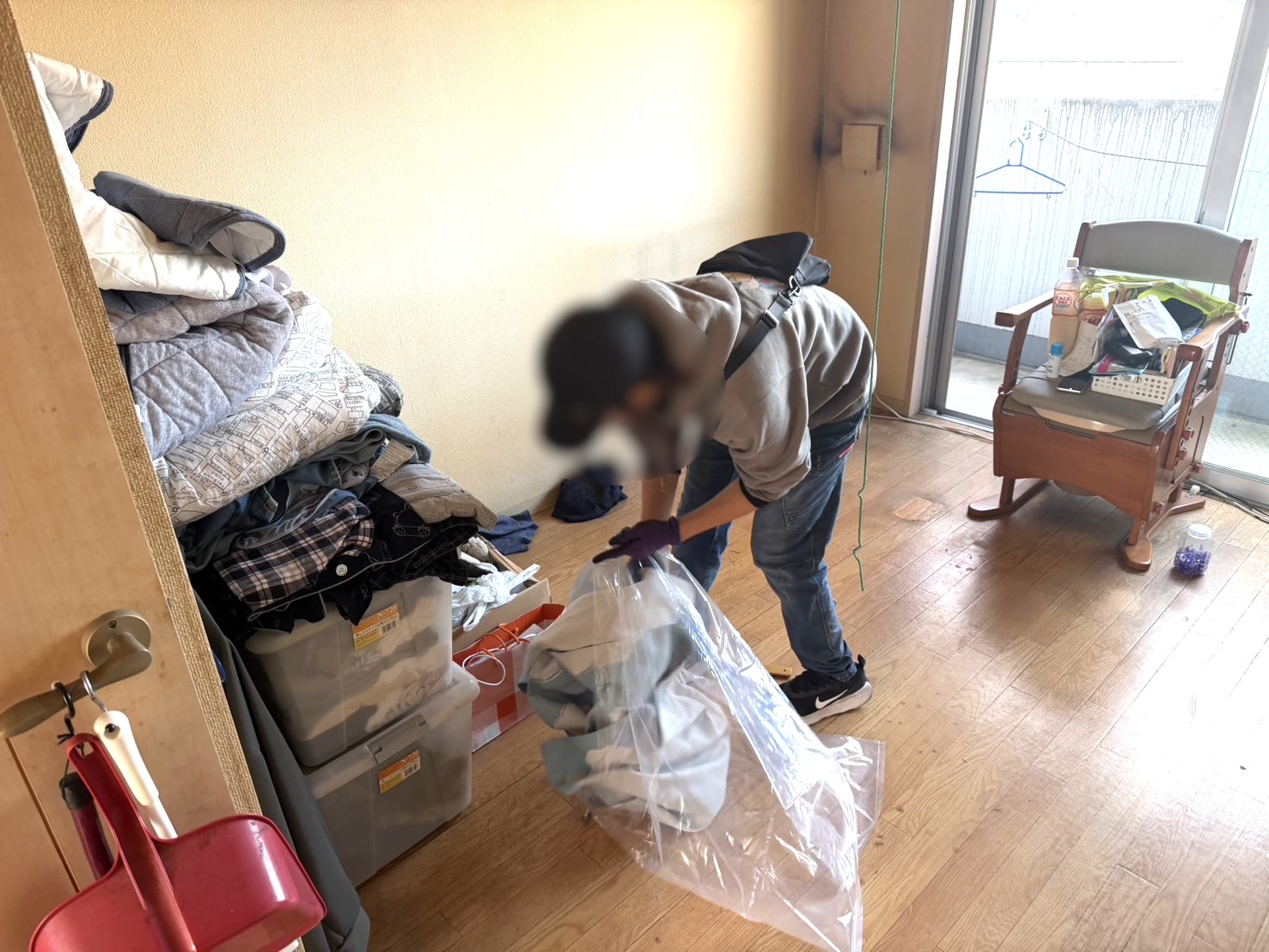 「テレビや椅子、小型家電、日用品、紙類などを回収しました」作業写真