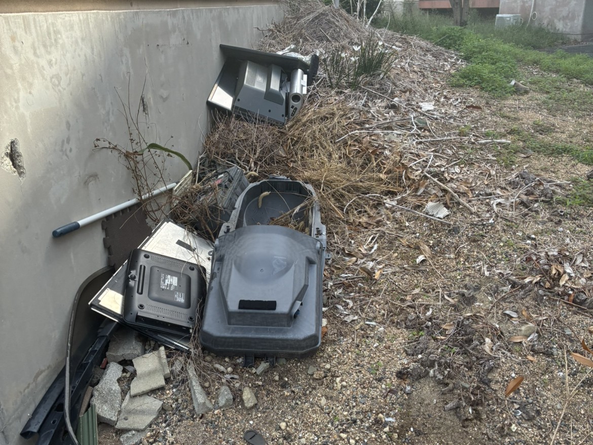 「屋外に放置されていたパソコンなどを回収しました」作業写真