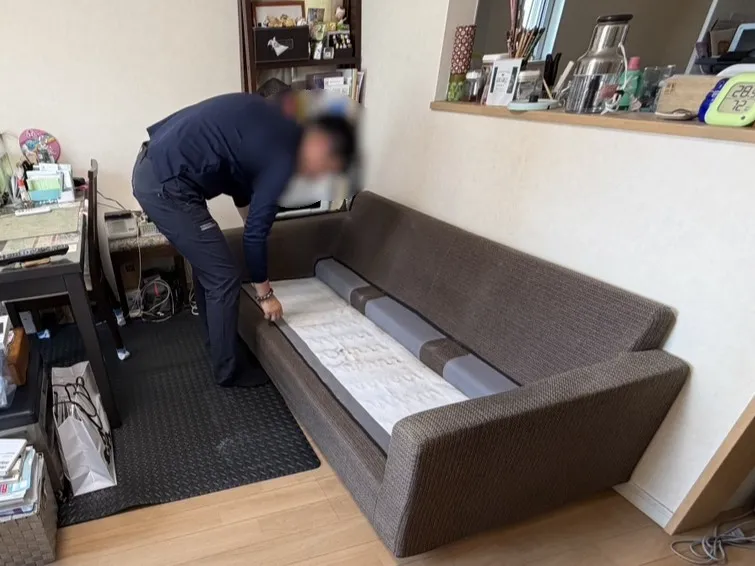 「マンションの2LDKのお部屋から3人掛けソファを回収しました」作業写真